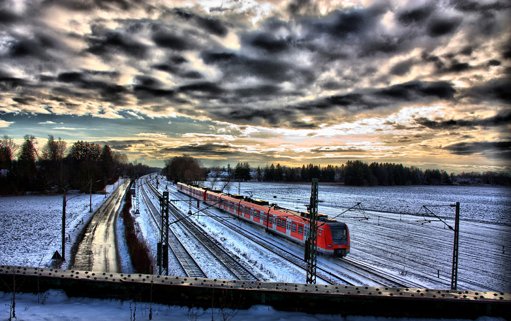 S-Bahn im ersten Schnee HDR