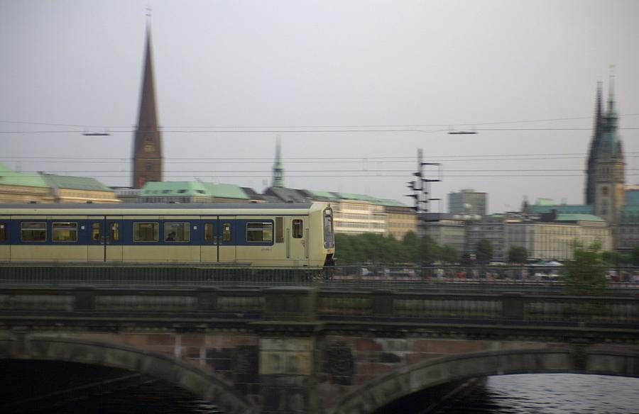 S-Bahn in Hamburg auf der Lombardsbrücke Richtung Hauptbahnhof