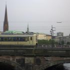 S-Bahn in Hamburg auf der Lombardsbrücke Richtung Hauptbahnhof