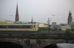 S-Bahn in Hamburg auf der Lombardsbrücke Richtung Hauptbahnhof