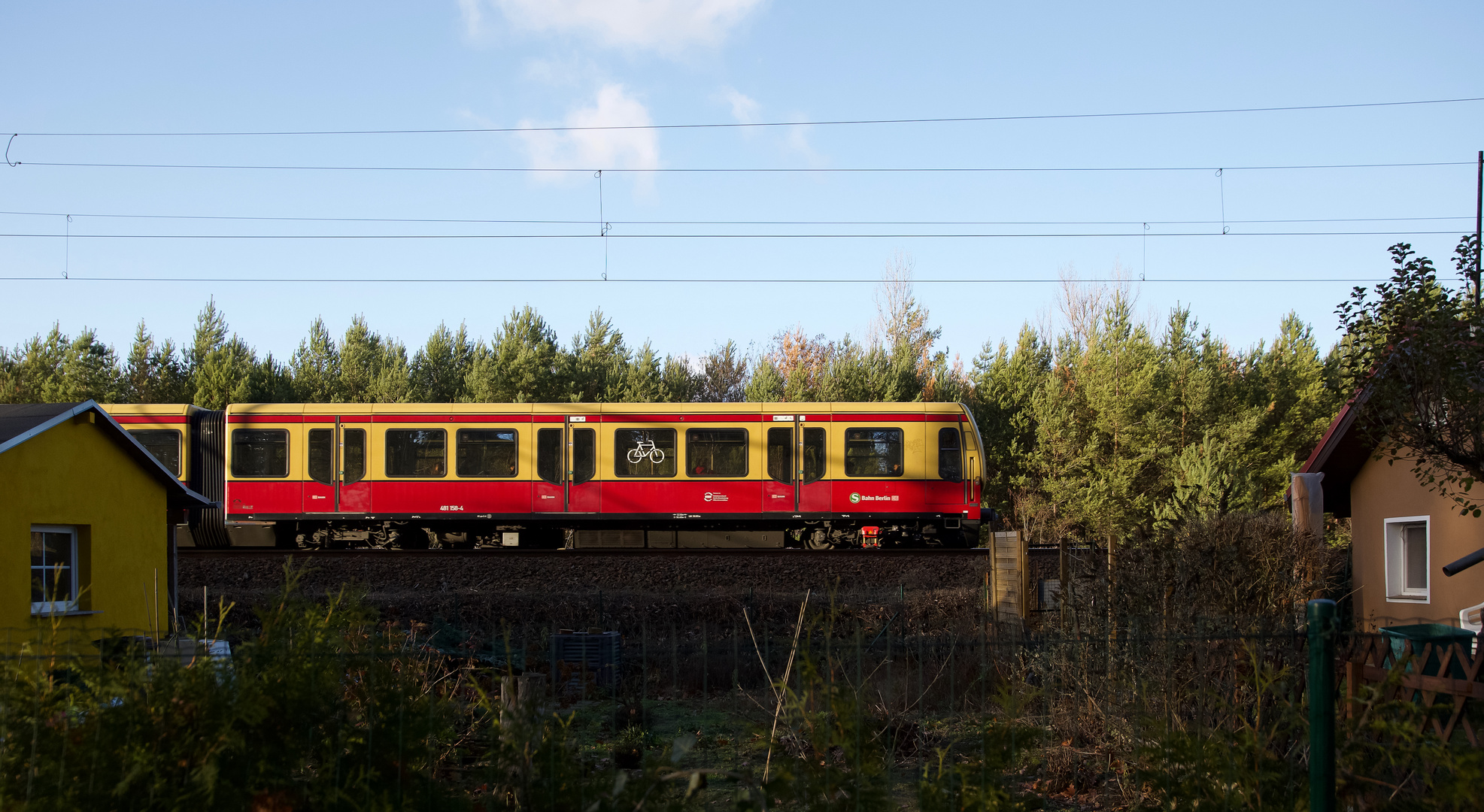 S-Bahn in idyllischem Rahmen