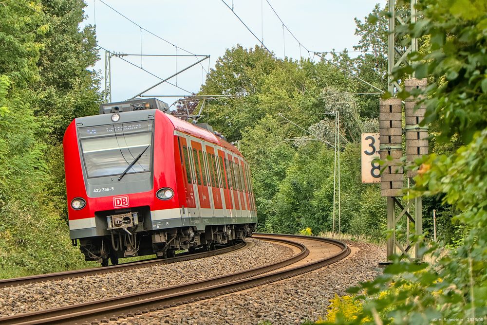 S-Bahn legt sich in die Kurve