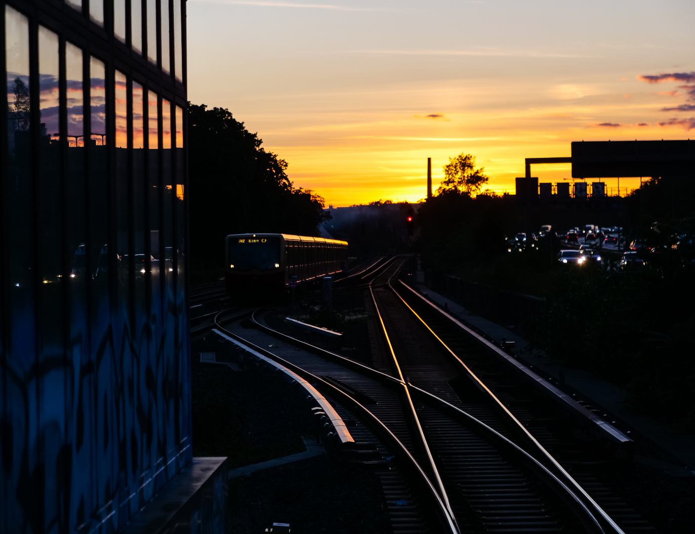 S-Bahn mit Stau-Ausblick