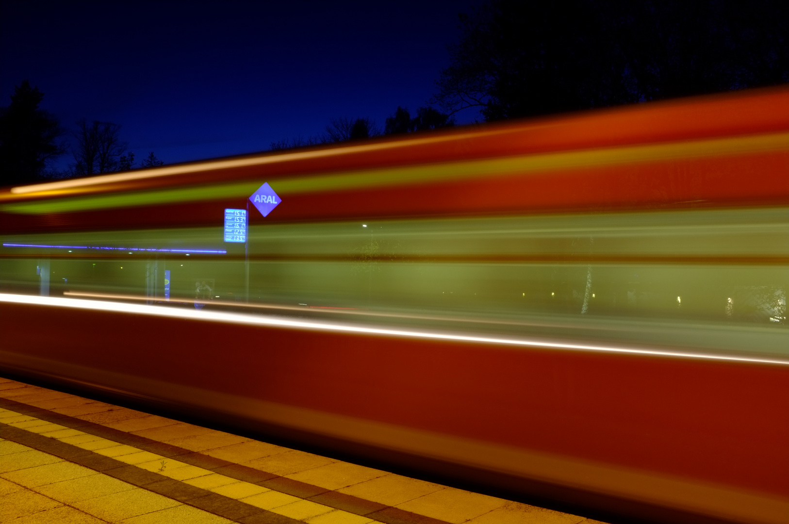 S-Bahn Nachtaufnahme