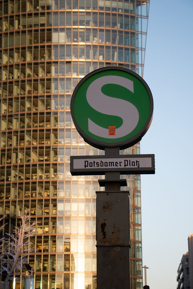 S-Bahn Schild und Telekom-Hochhaus