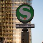 S-Bahn Schild und Telekom-Hochhaus