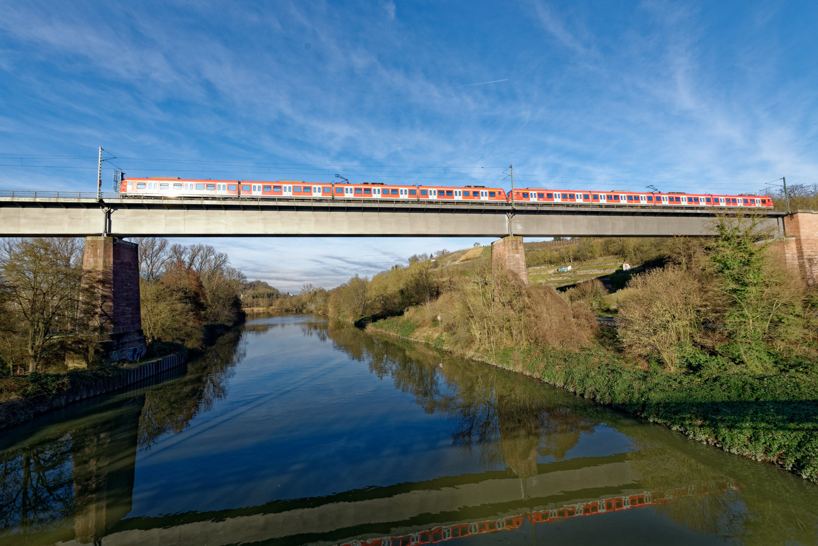 S-Bahn über dem Neckar