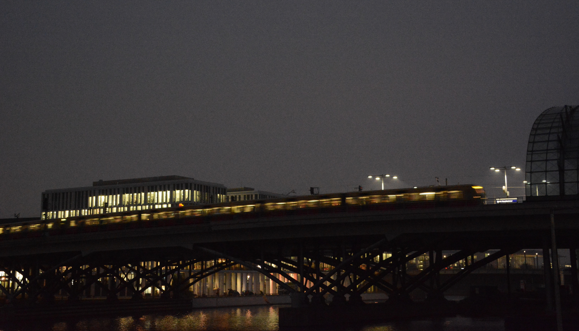 S-Bahn vor den Lichtergittern.