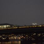 S-Bahn vor den Lichtergittern.