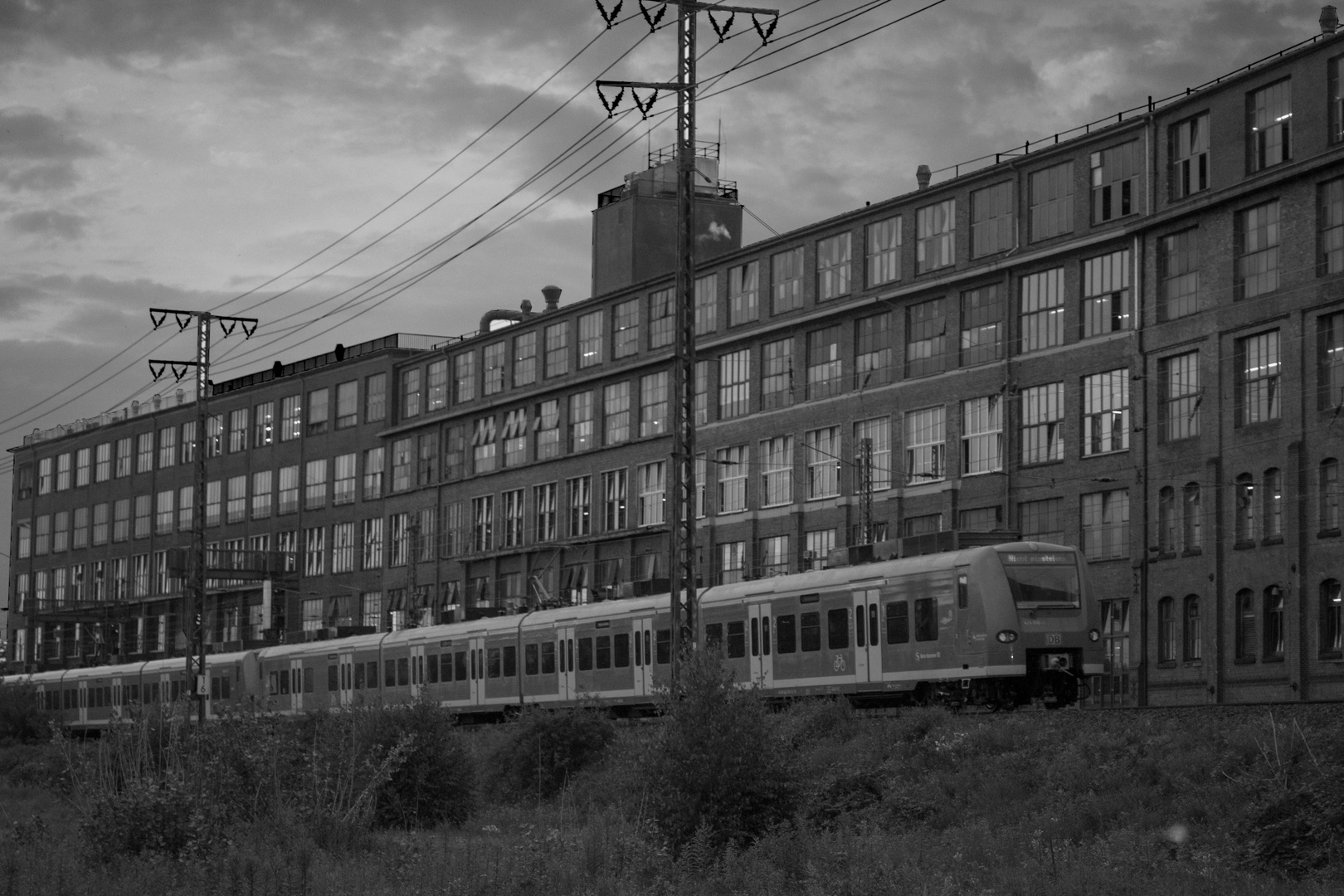 S-Bahn vor Fabrikgebäude