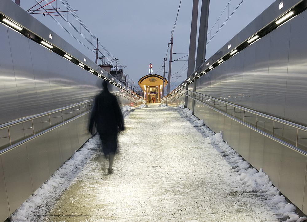 s-bahnbruecke mit nonne und mann, salzburg