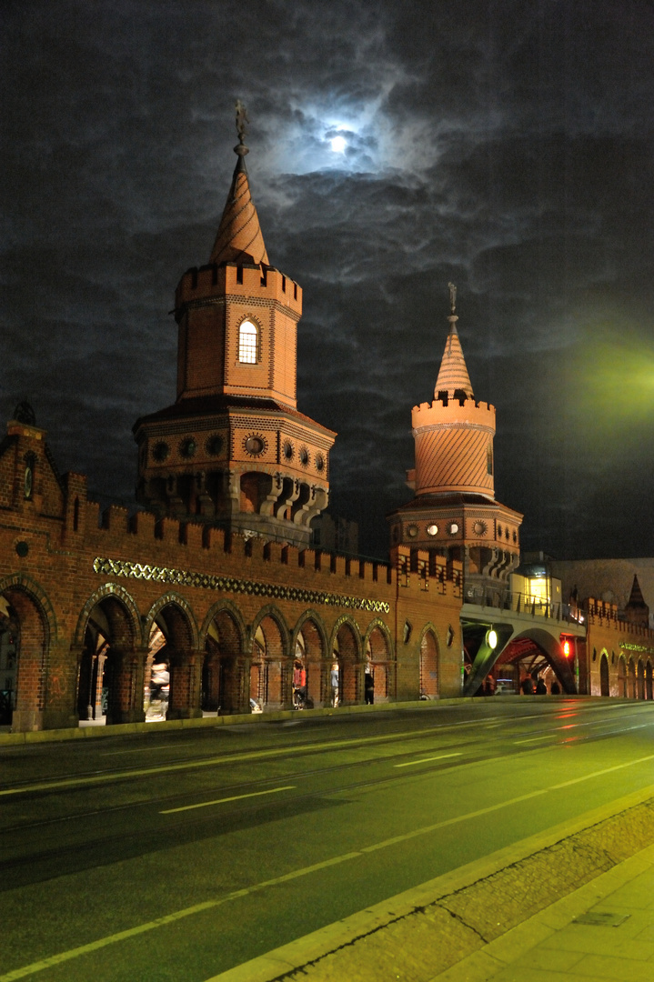 S-Bahnhof bei Nacht