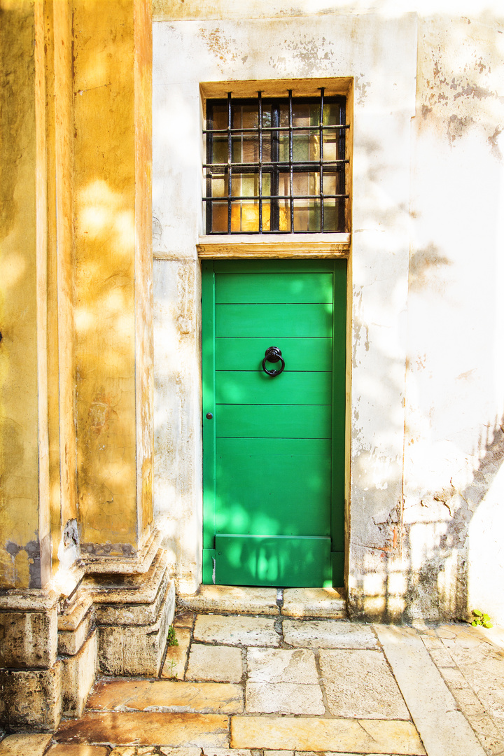 S. Bibiana, Roma - Il portoncino verde accanto alla facciata