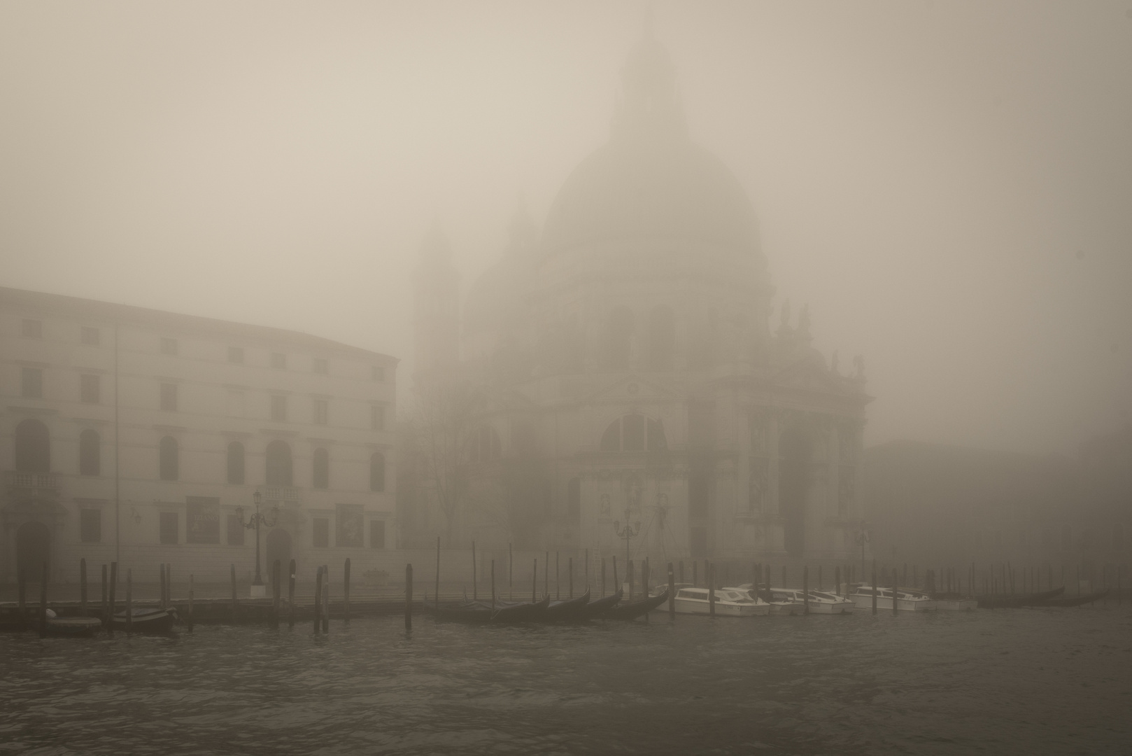 S. Maria della Salute im Nebel