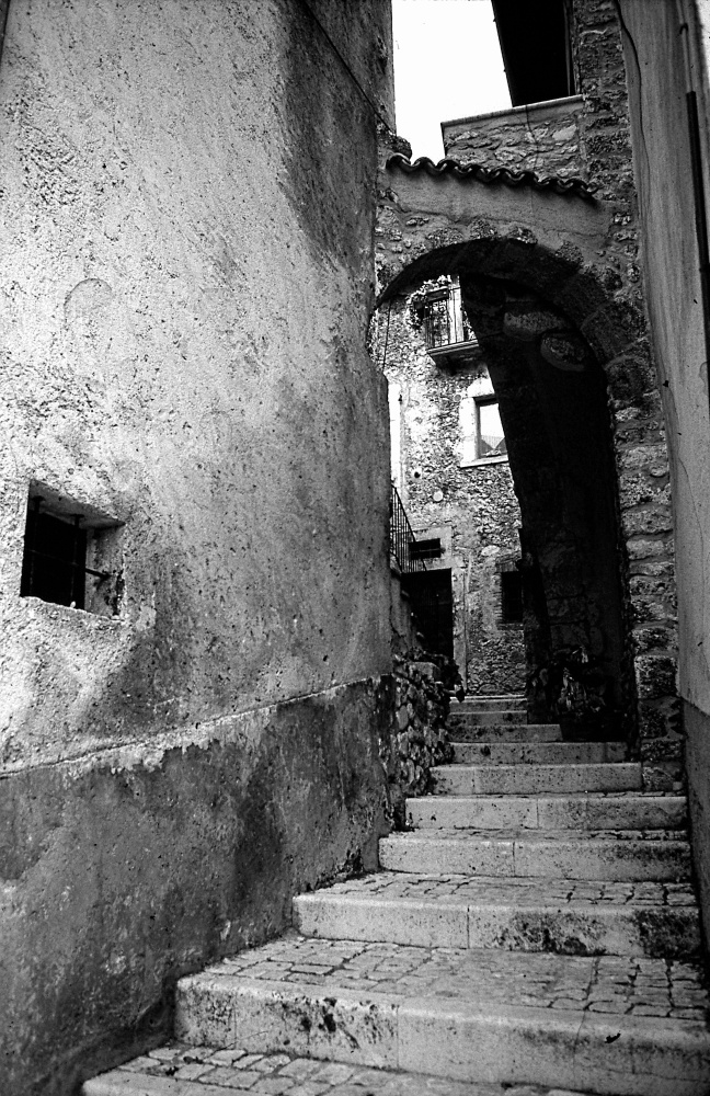 S. Stefano di Sessanio (AQ)-Alley- Sotto gli archi non passavano le streghe.Under the archs didin't