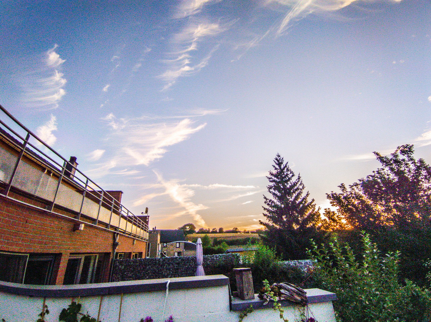 S U auf unserer Terrasse mit interessanten Wolkenformationen