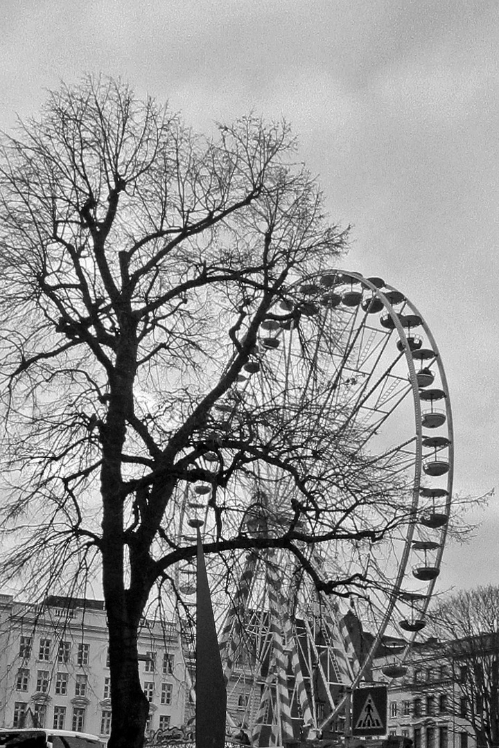 S / W Riesenrad auf dem Koberg in Lübeck