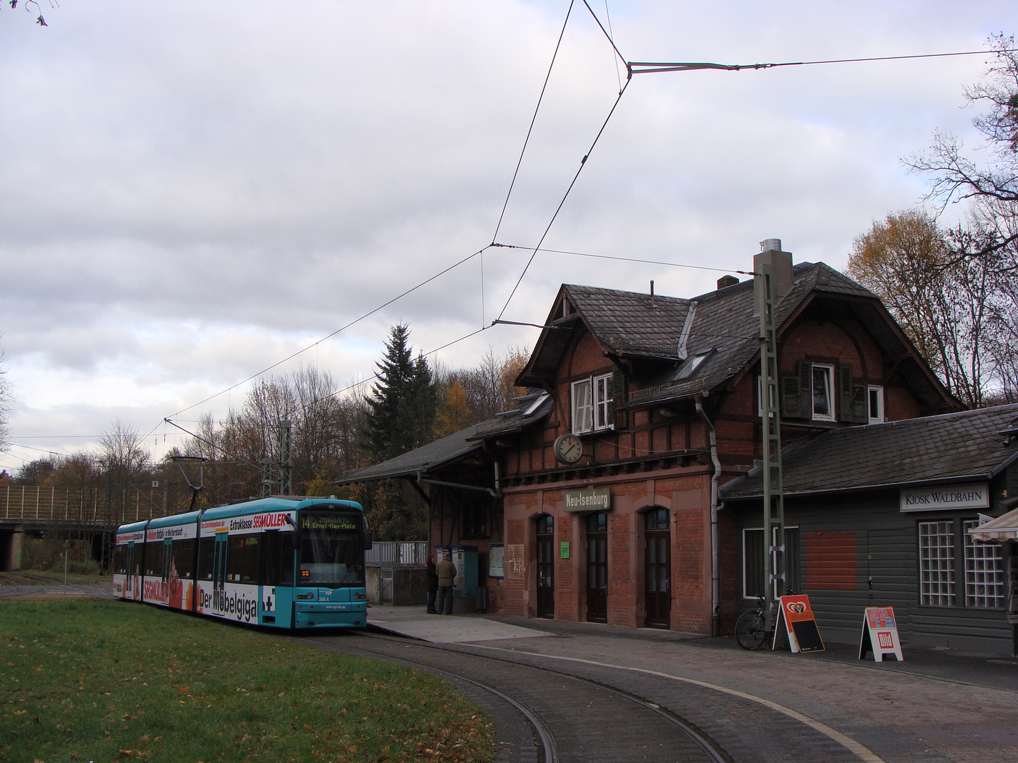 S-Wagen 246 am Waldbahn-Gebäude in Neu-Isenburg/Stadtgrenze