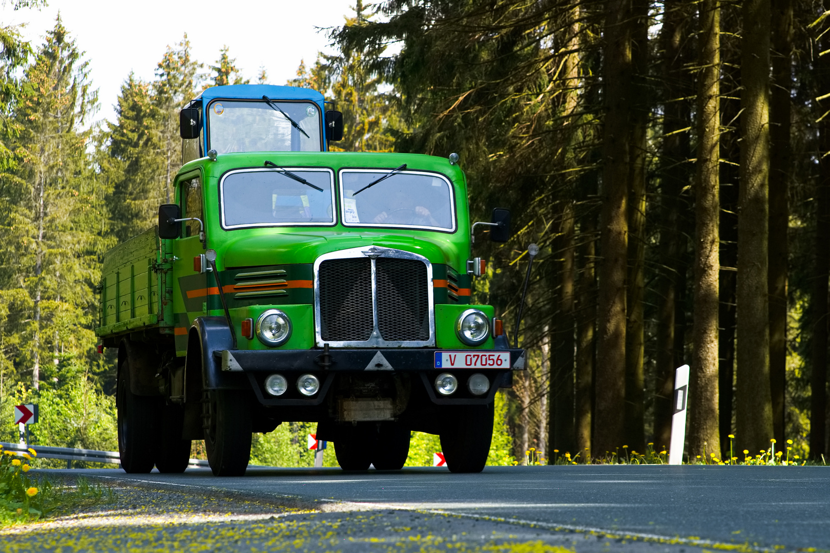 S4000 mit "Werksameise/Schlepper auf der Ladefläche