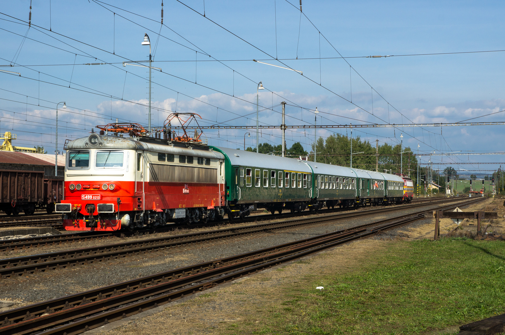  S499 0213 zur Rückfahrt mit Os 7356 in Trsnice 