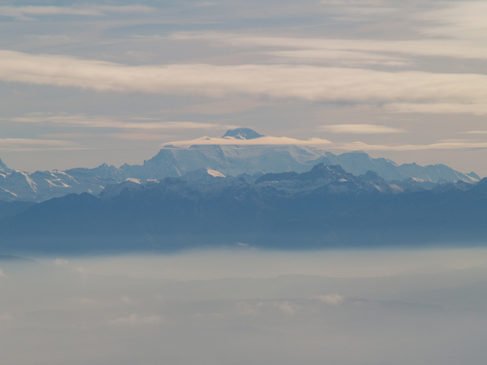 Sa majesté le Mont Blanc entouré de sa couronne de nuage