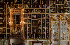 Saal der 368 Mädchenporträts im Peterhof