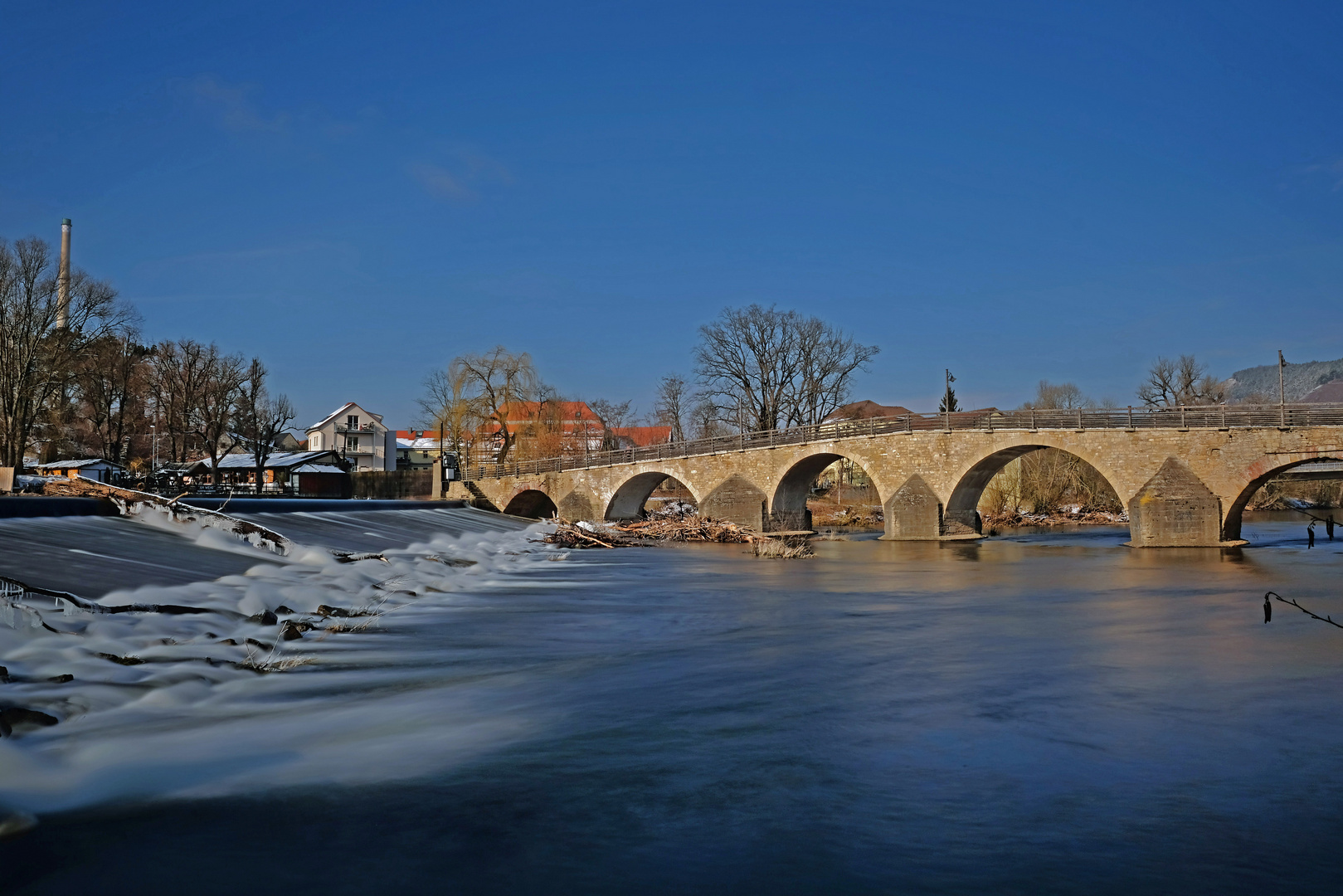 Saalewehr mit historischer Saalebrücke Burgau (Jena)Burgau mit 