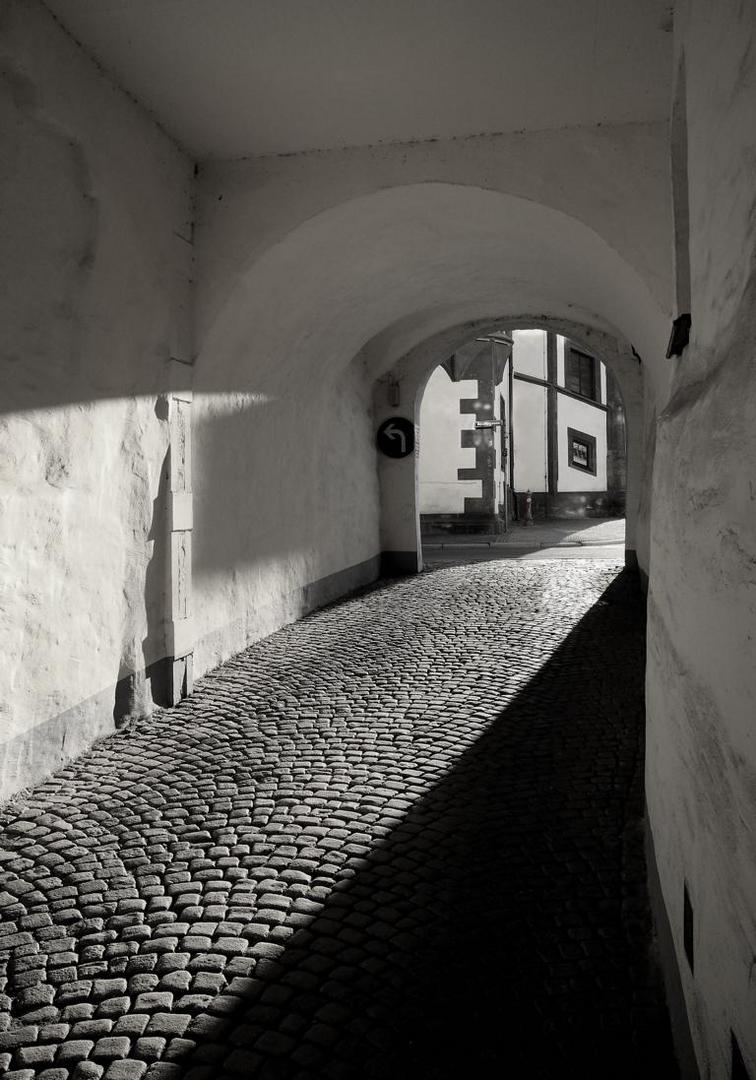 Saalfeld von Hinten - Licht im Torweg