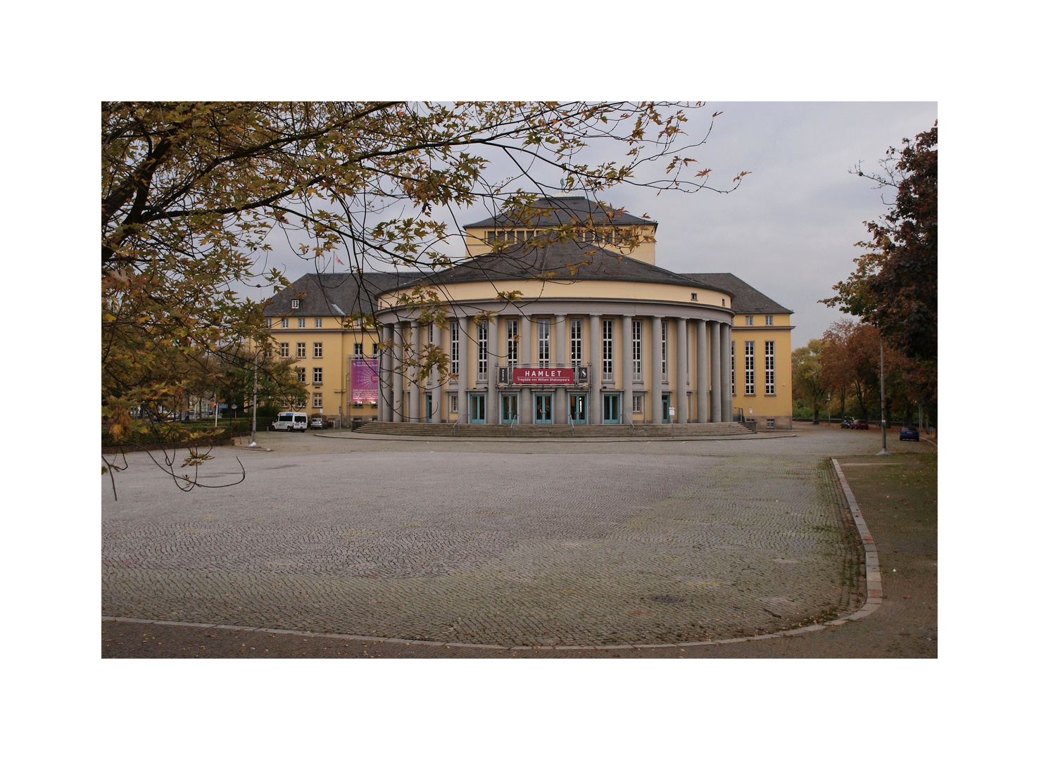 Saarbrigge, Staatstheater. Heute: Hamlet.