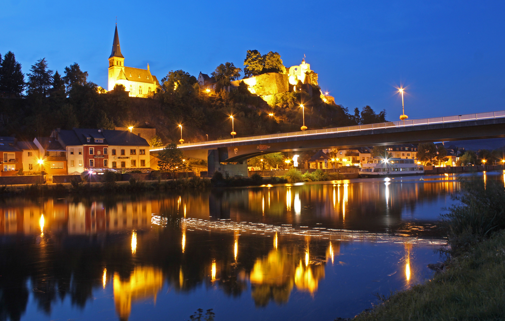 Saarburg bei Nacht