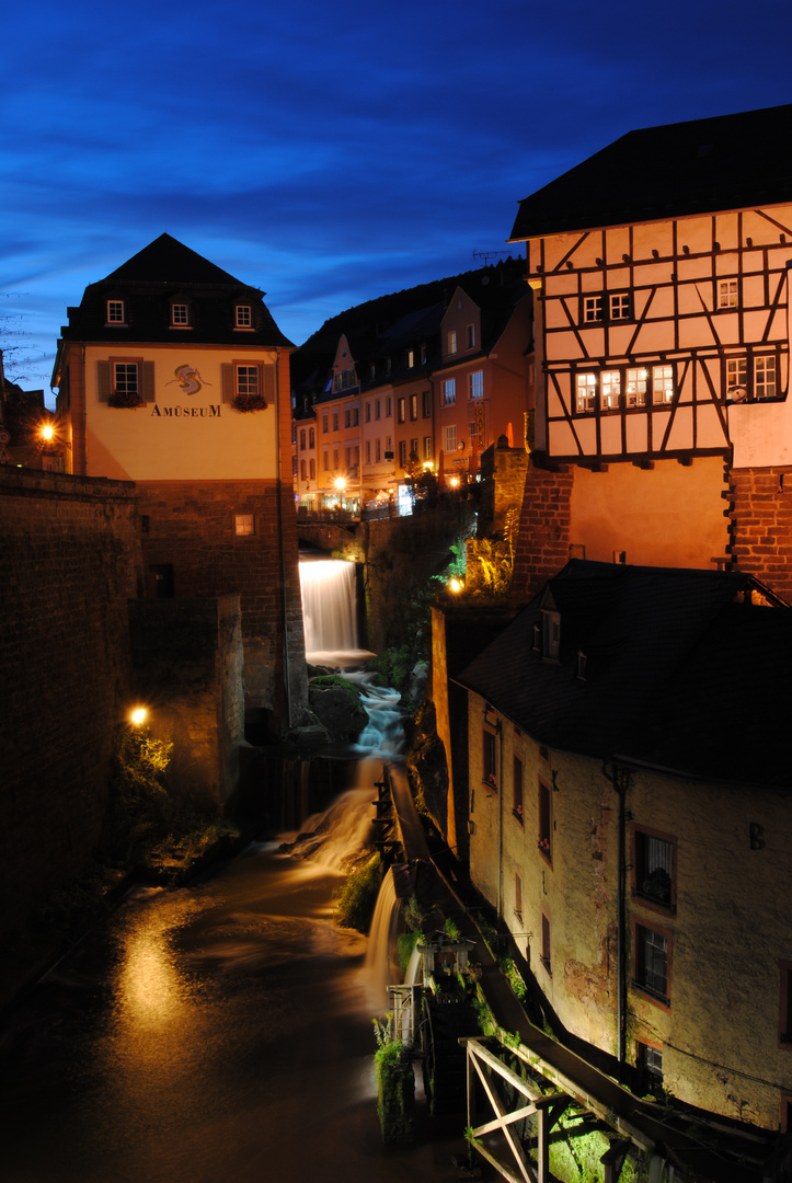 Saarburg bei Nacht.