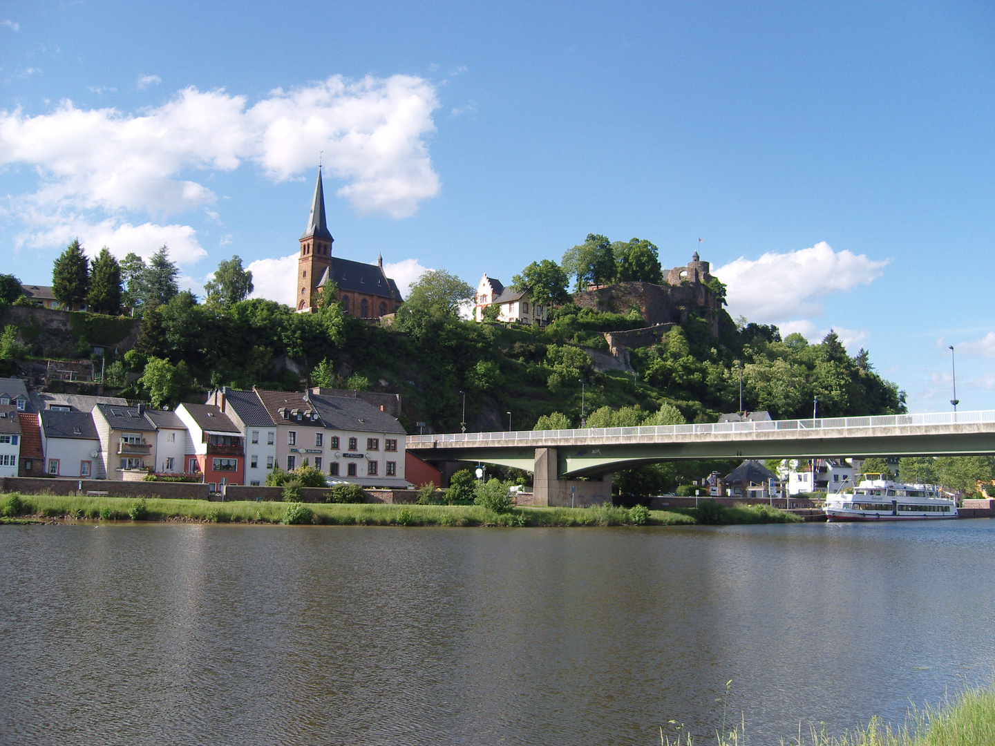 Saarburg mit Schiffsanlegestelle