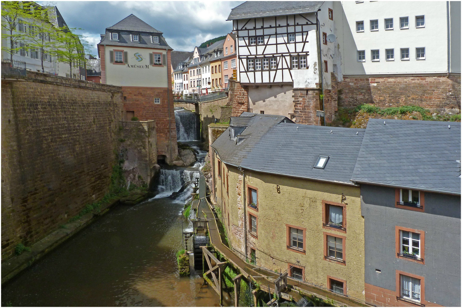 Saarburg (Wasserfall des Leukbaches mitten in der Stadt)