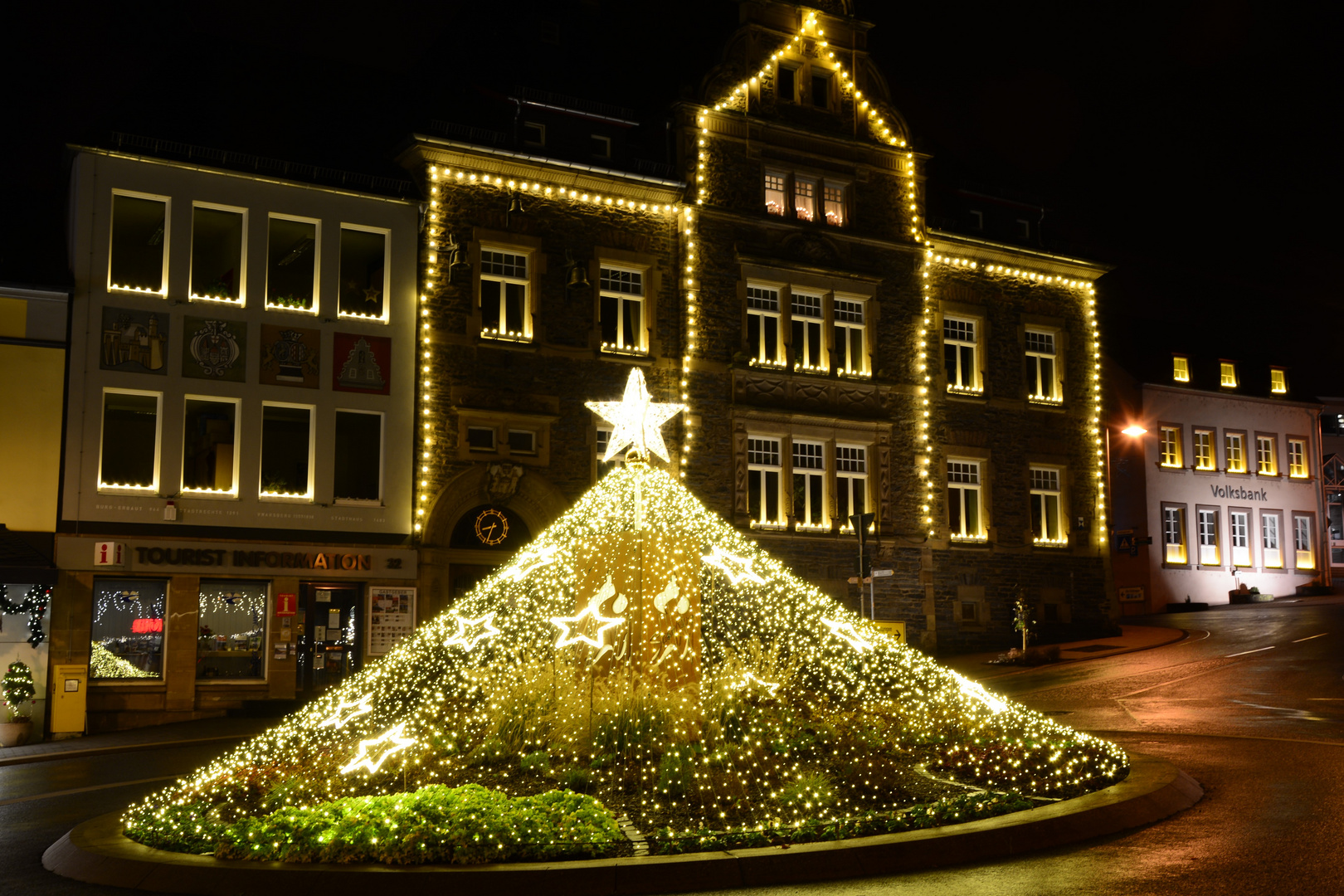 Saarburger Rathaus mit Weihnachtsbeleuchtung