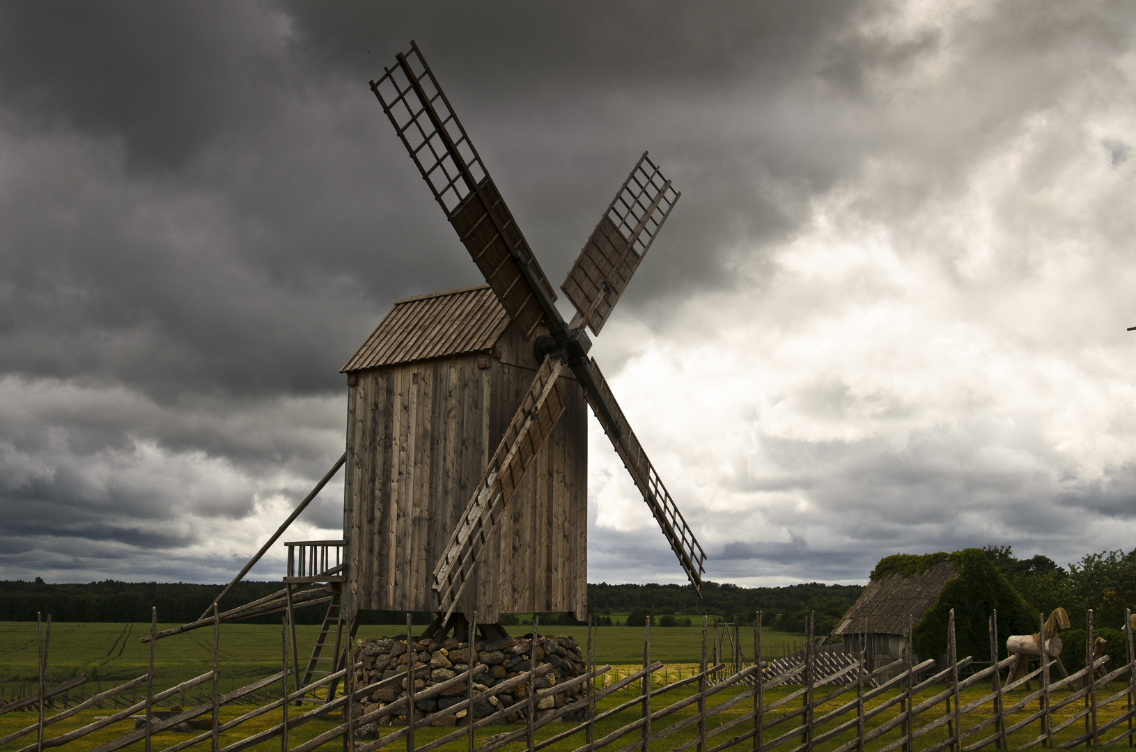 Saarmemaa, Angla