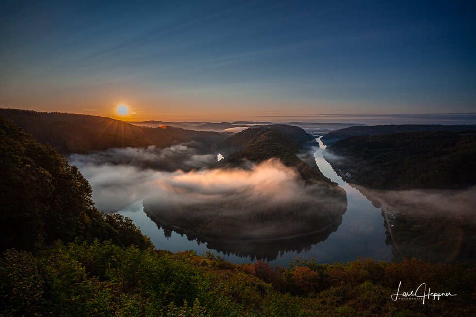 Saarschleife im Nebel zum Sonnenaufgang