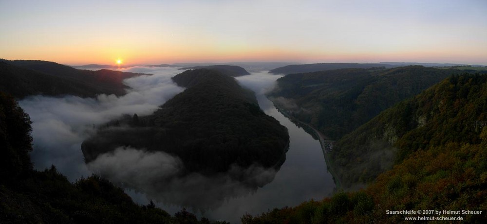 Saarschleife im Sonnenaufgang an einem nebligen Oktober morgen 2007