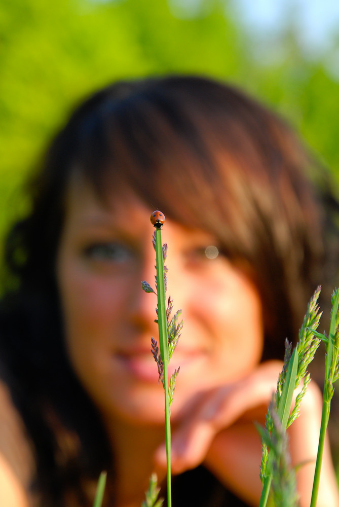 Sabina versteckt sich