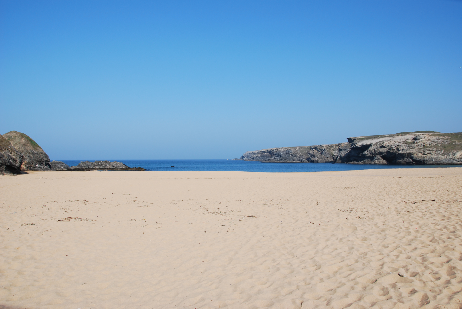 sable chaud et mer bleu