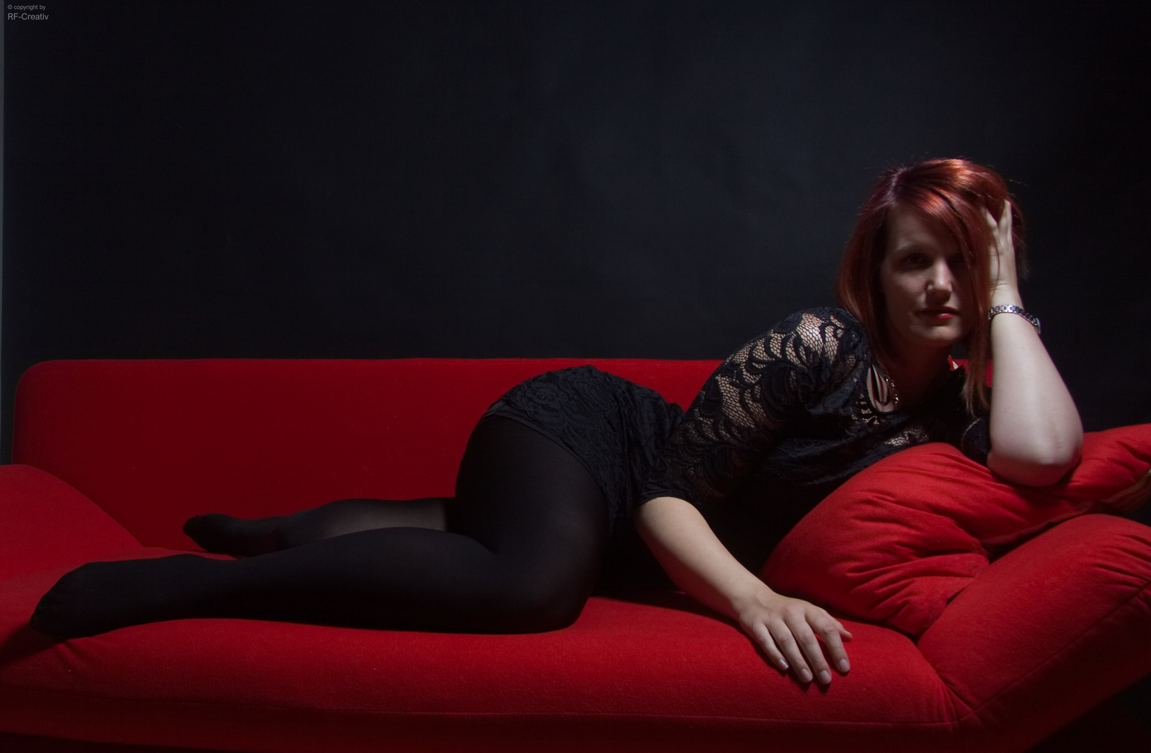 Sabrina auf rotem Studio Sofa