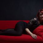 Sabrina auf rotem Studio Sofa