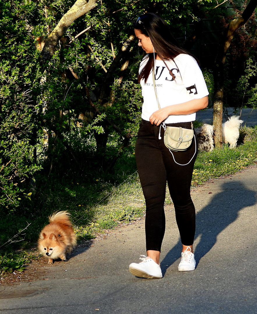 Sabrina mit Hund COVID 19 mit mit schönen Frauenbeinen.