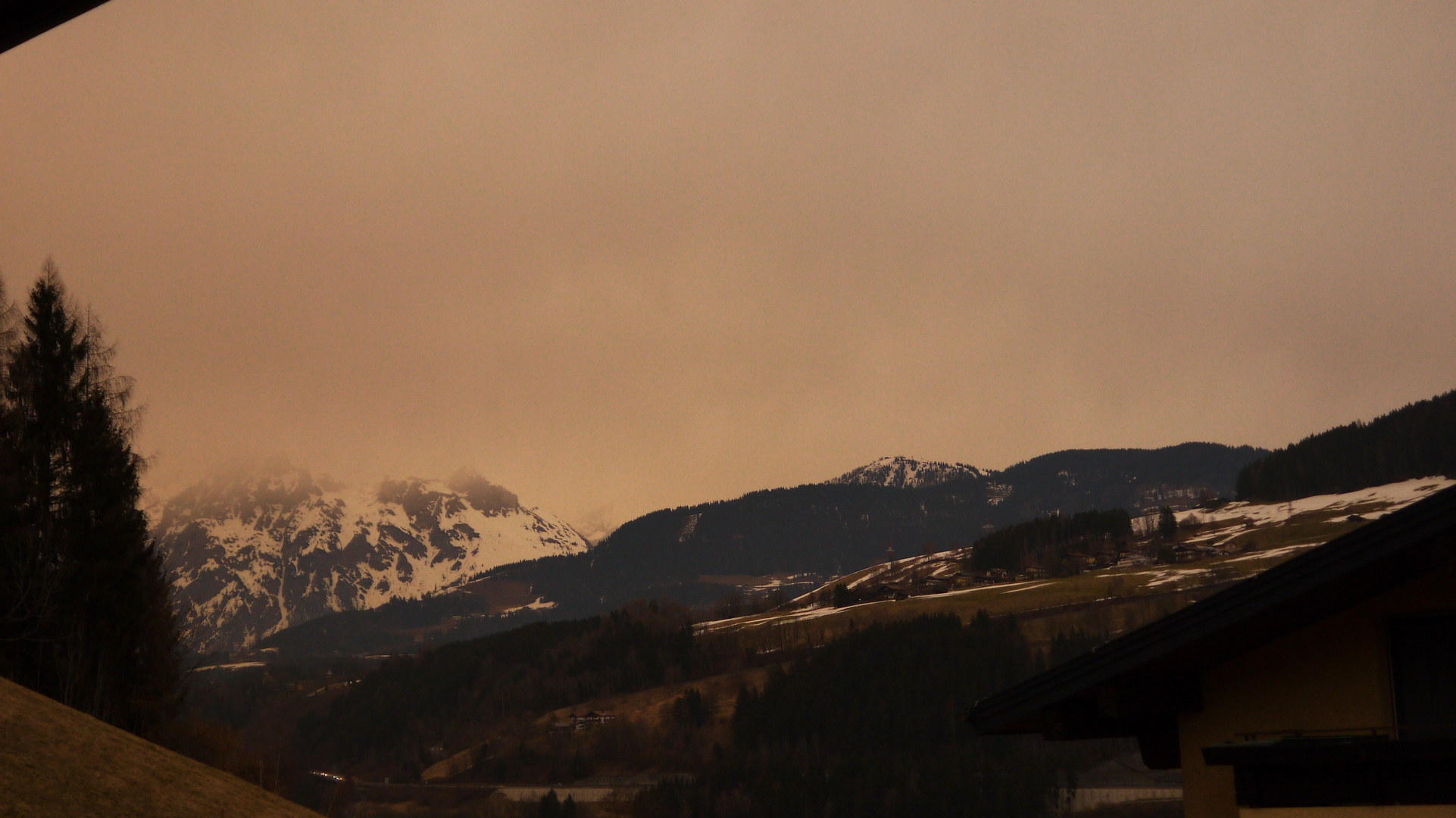 Sachara Staub färbt das Tennengebirge