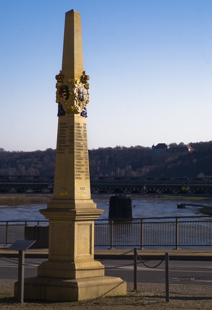 Sachsen - Blick elbaufwärts mit sächs. Postmeilensäule