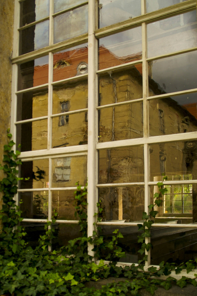 Sachsen - Wasserschloß Berbisdorf im Fenster der Kirche ...