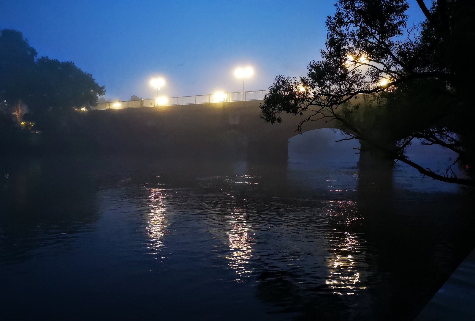 Sachsenhäuser Brücke im Morgengrauen 