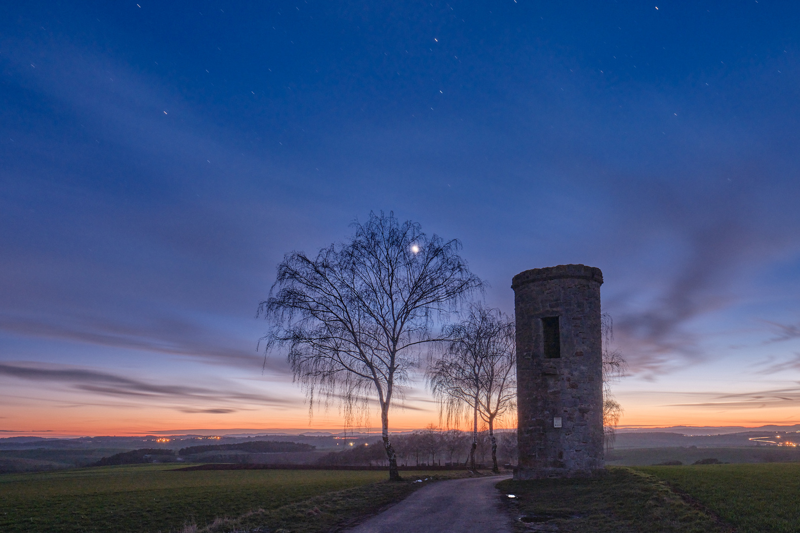 Sachsenhausener Warte am Ende der blauen Stunde