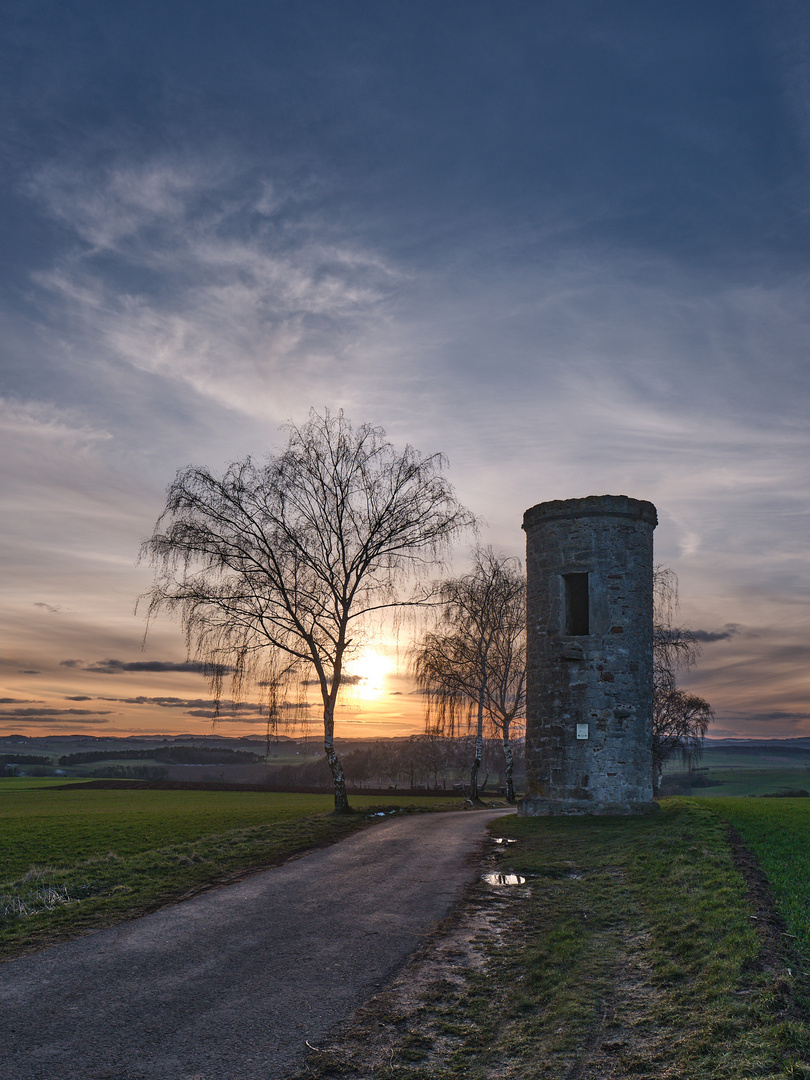 Sachsenhausener Warte kur vor Sonnenuntergang