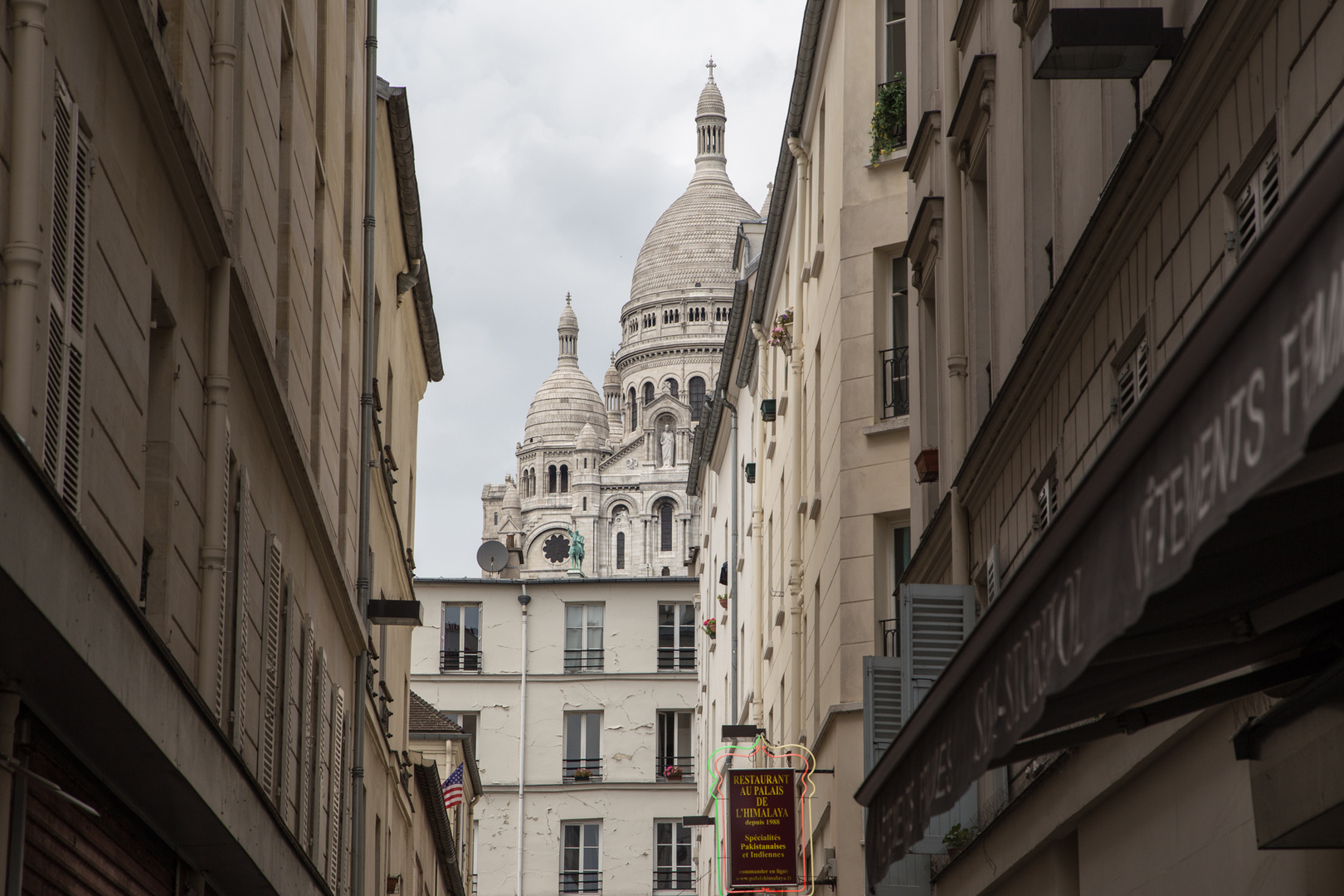 Sacre Coeur blinzelt um's Eck ...   (*Kl)