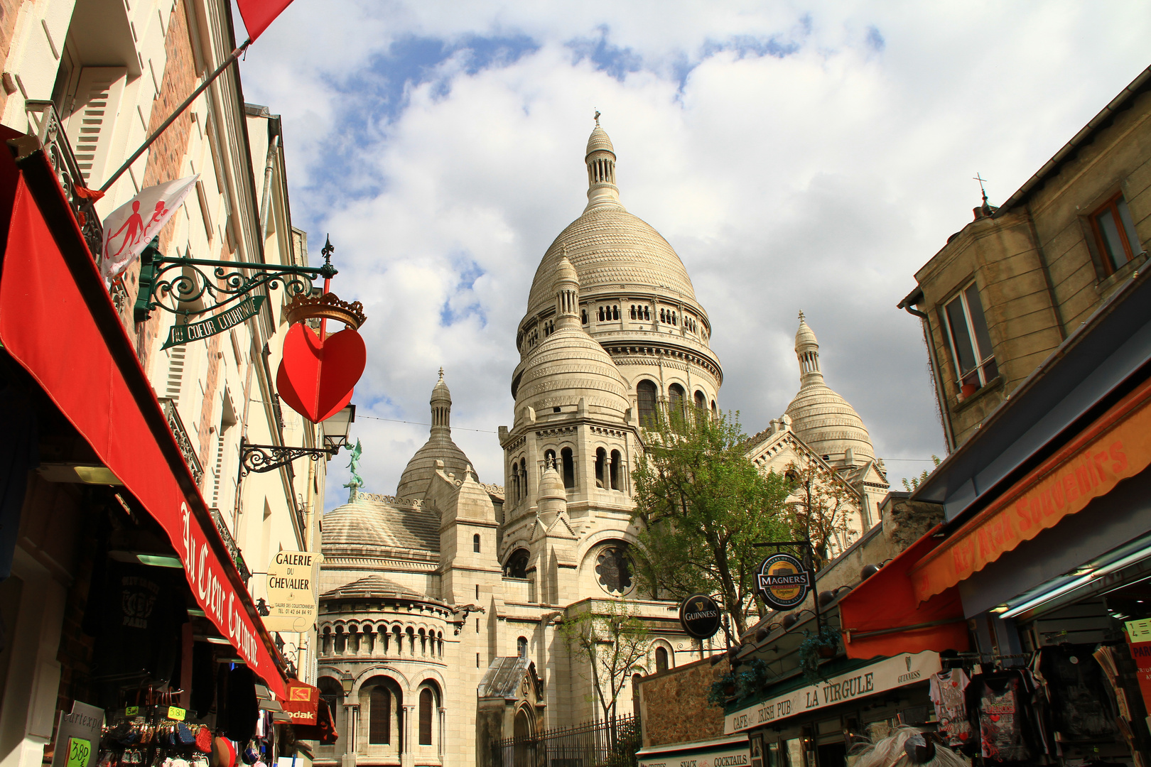 Sacre-Coeur de Montmartre, strahlend weißes Wahrzeichen von Paris